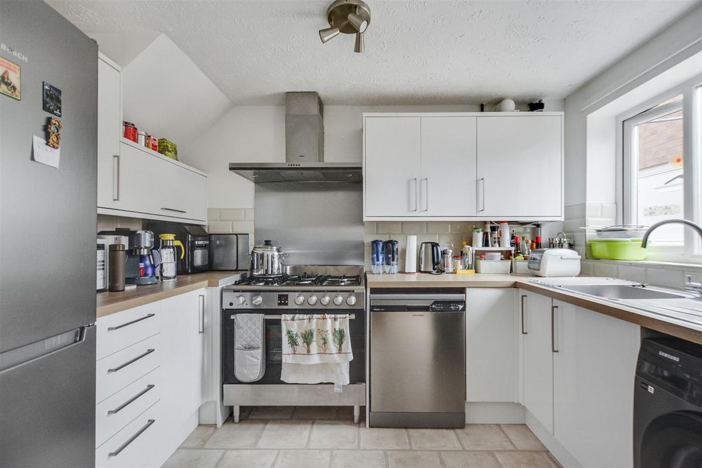 Property photo 3 of 19 Kitchen