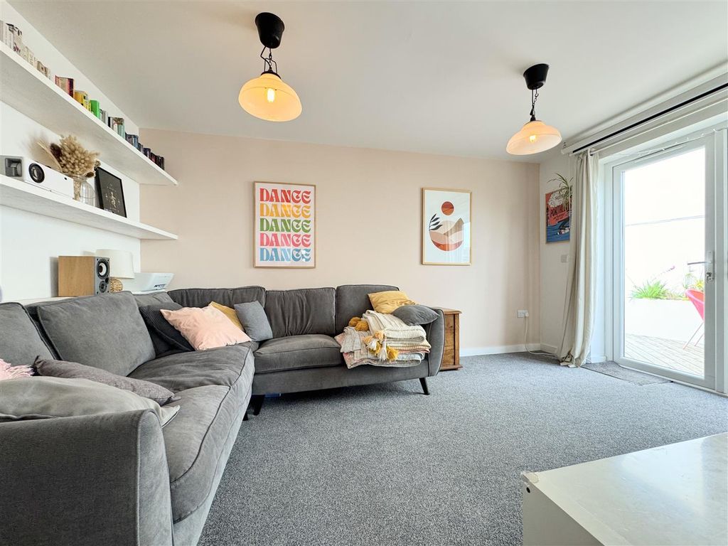 Property photo 2 of 21 Lounge