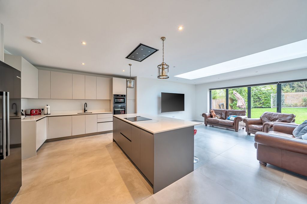 Property photo 2 of 23 1408623-15-698F27...