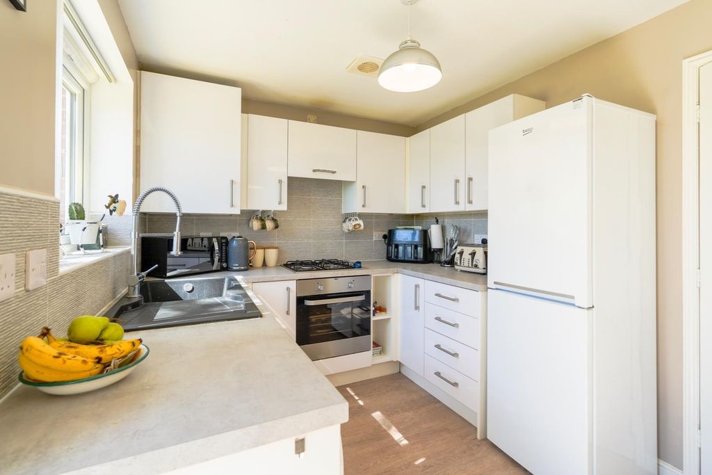 Property photo 3 of 8 Kitchen