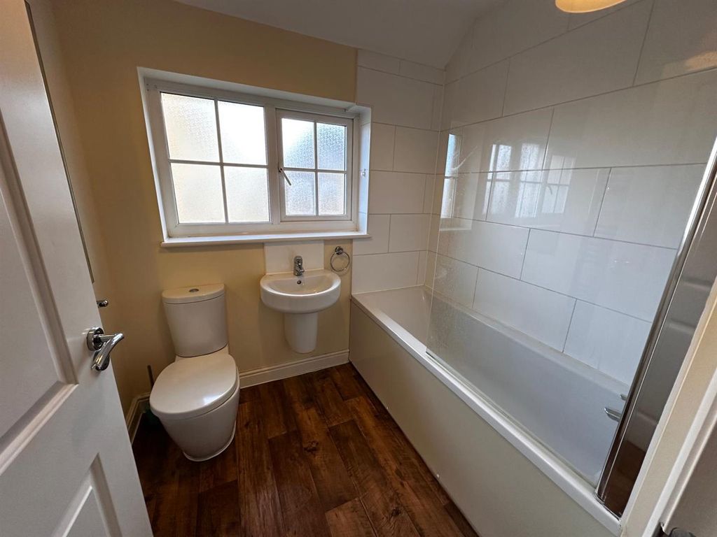 Property photo 3 of 18 Bathroom