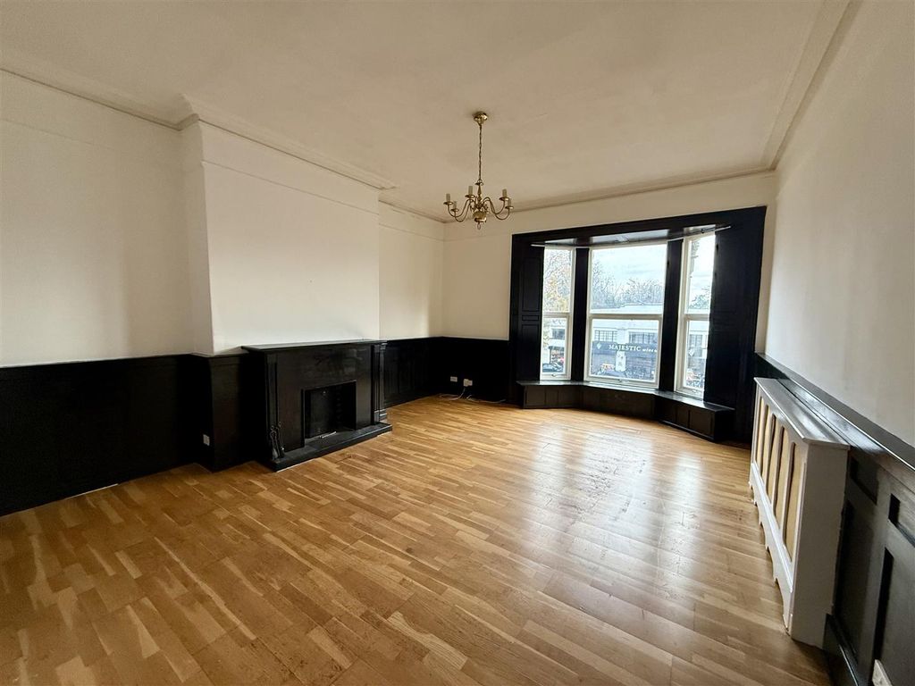 Property photo 2 of 9 Lounge