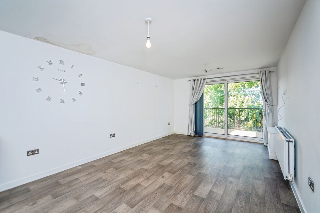 Property photo 3 of 13 Lounge