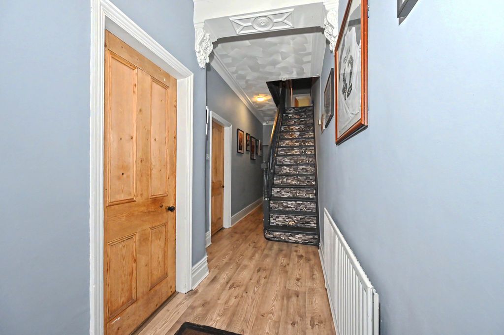 Property photo 3 of 27 Entrance Hall