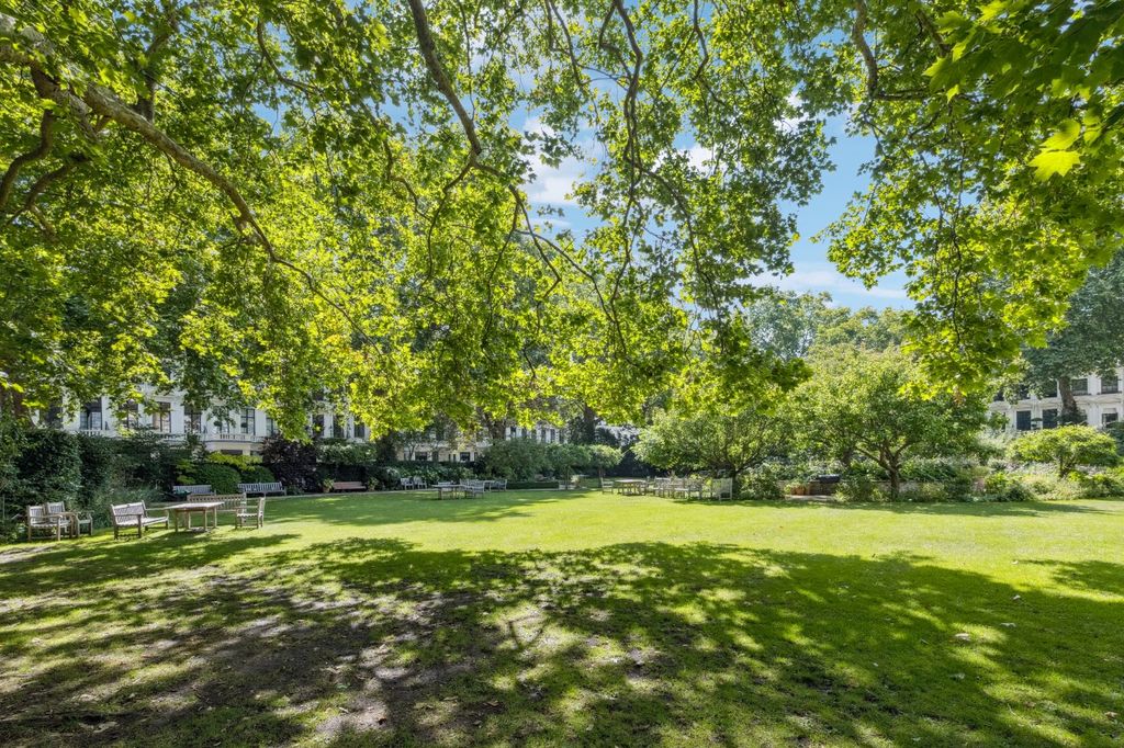 Property photo 2 of 39 Garden Square