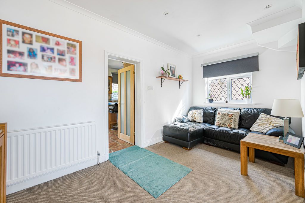 Property photo 2 of 16 Lounge