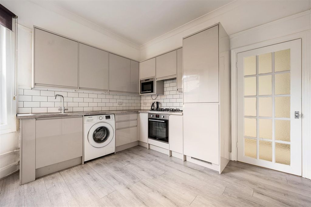 Property photo 3 of 22 Chadwick Road, E11