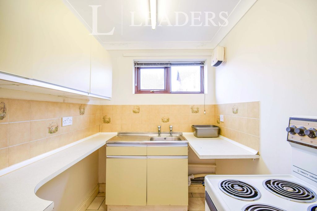 Property photo 2 of 7 Kitchen
