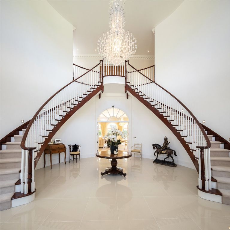 Property photo 2 of 28 Entrance Hall