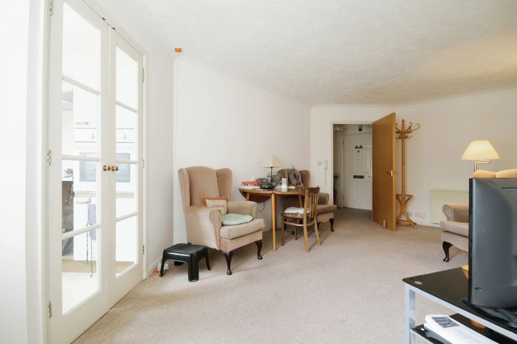 Property photo 2 of 12 Lounge