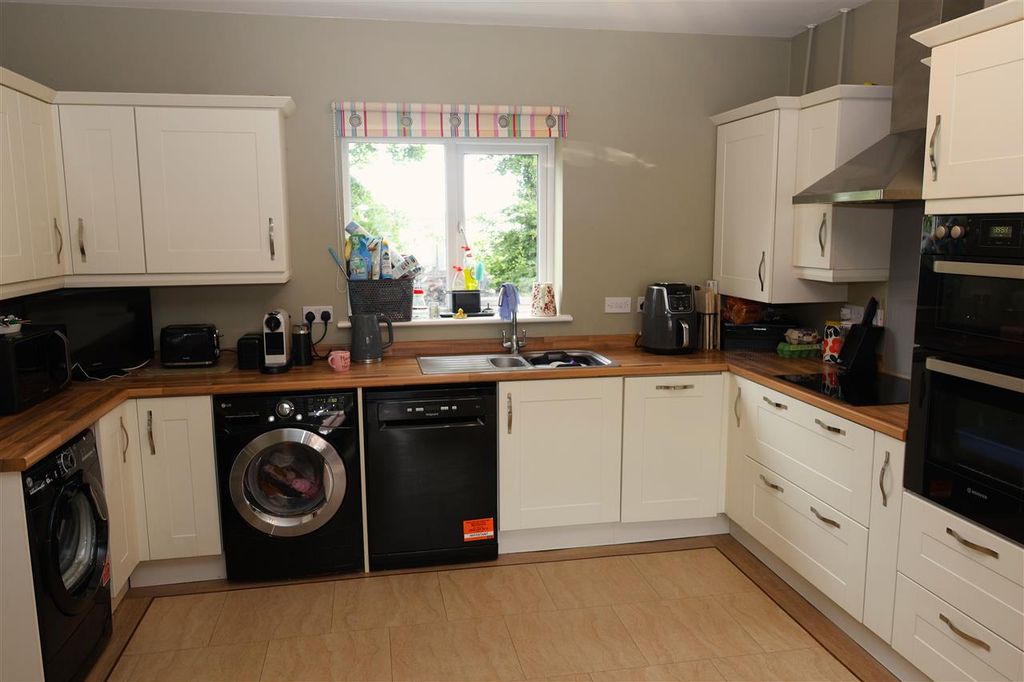 Property photo 3 of 12 Kitchen