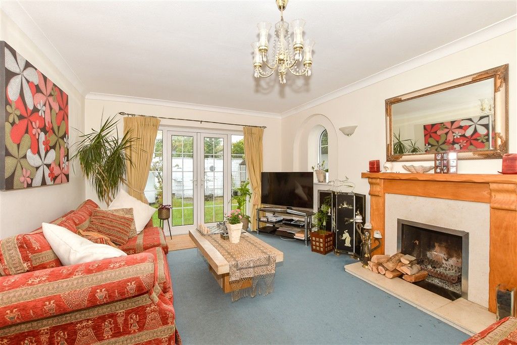 Property photo 2 of 18 Lounge