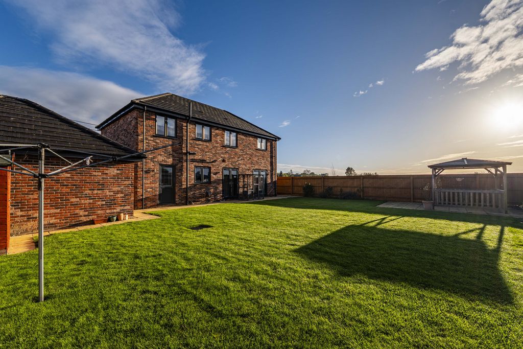 Property photo 2 of 28