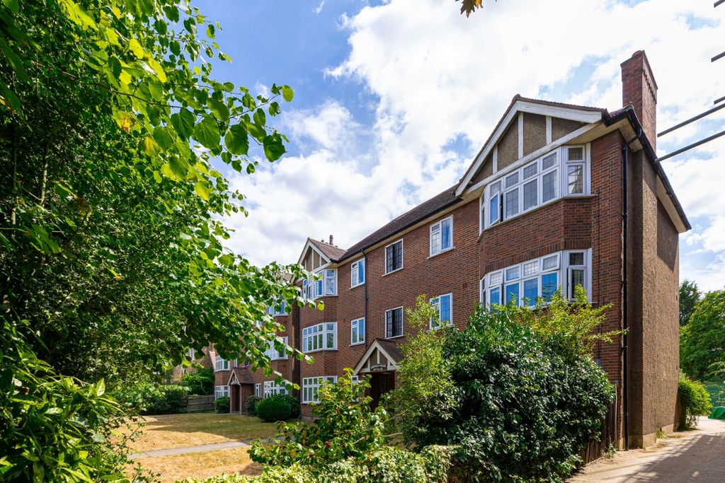 Property photo 3 of 6 Lingfield Court F...