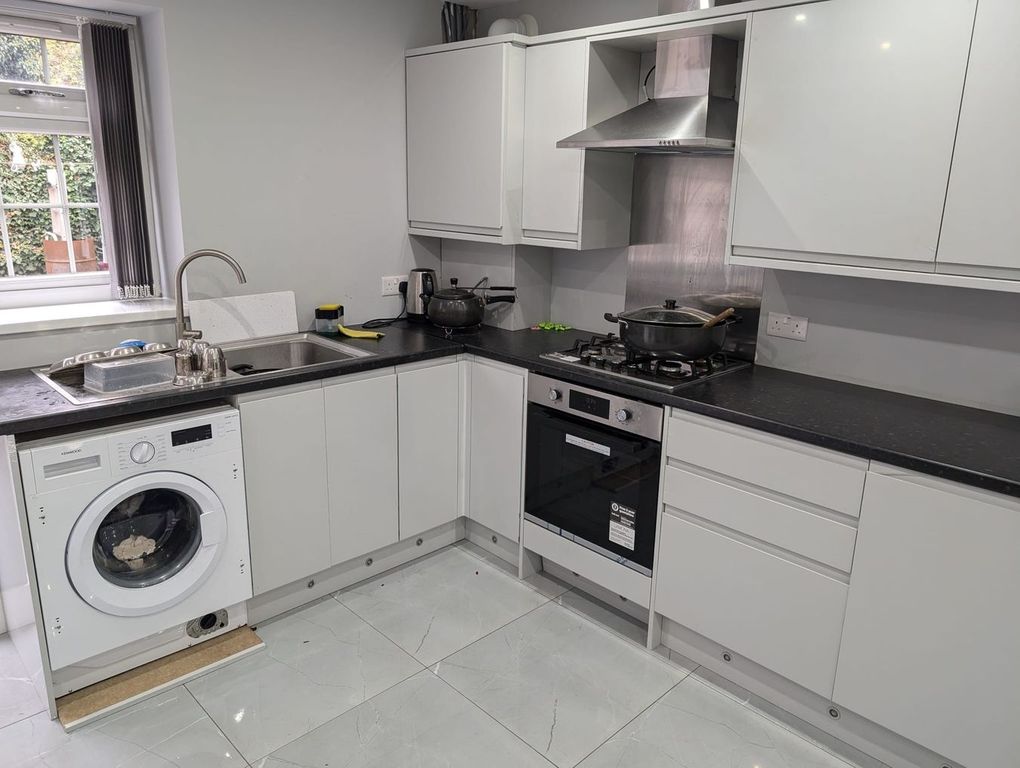 Property photo 3 of 8 Modern Kitchen