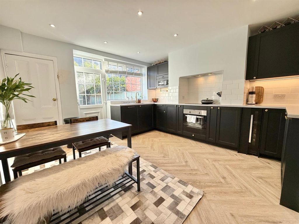 Property photo 3 of 9 Kitchen