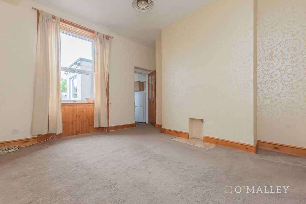 Property photo 2 of 14 6. Living Room 1.Jpg
