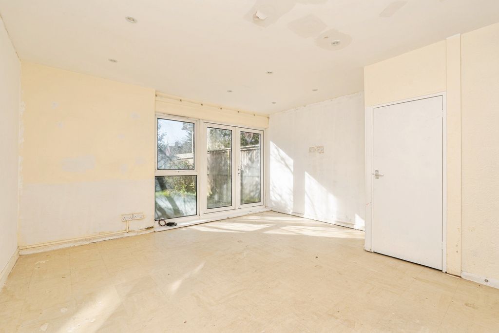 Property photo 3 of 9 Pbox-Img.Jpg