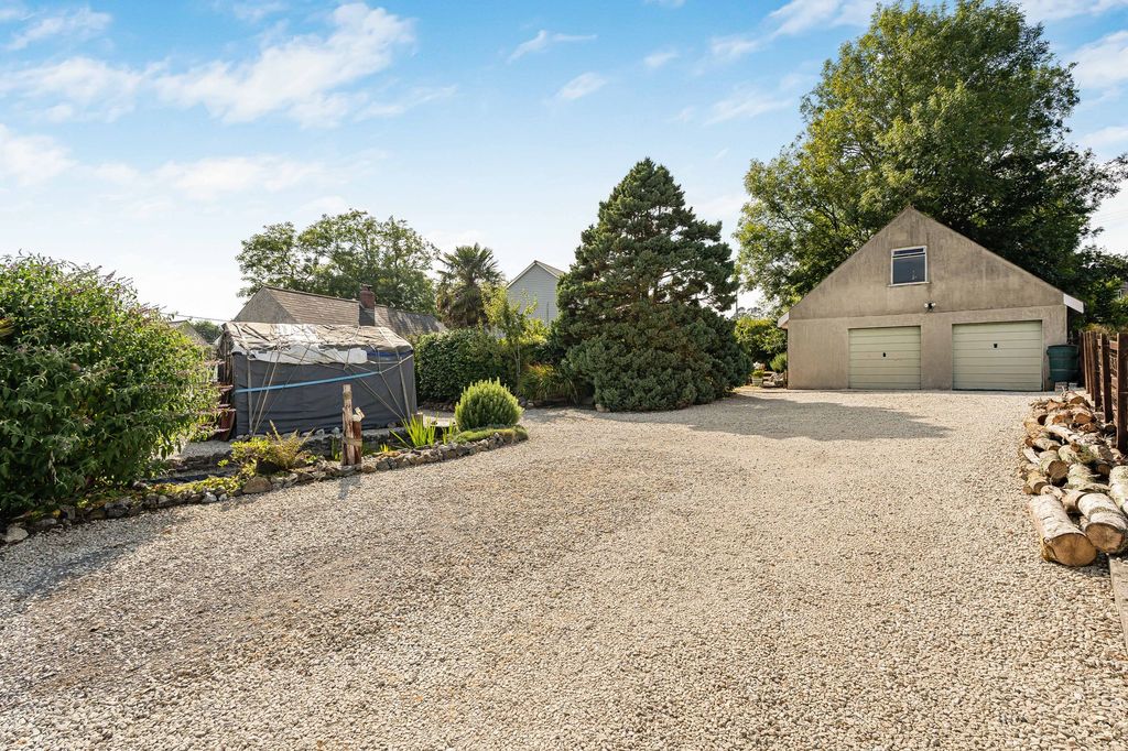 Property photo 2 of 31