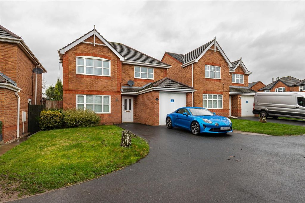 Property photo 1 of 15 10 Mere Side Close-15.Jpg