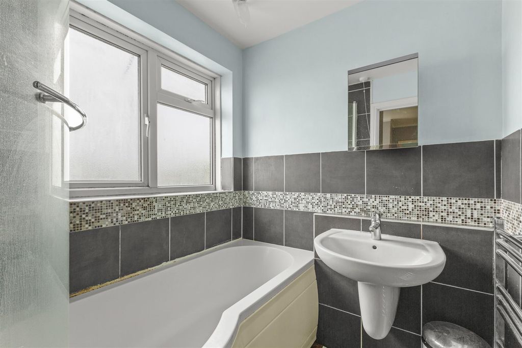 Property photo 3 of 11 Bathroom