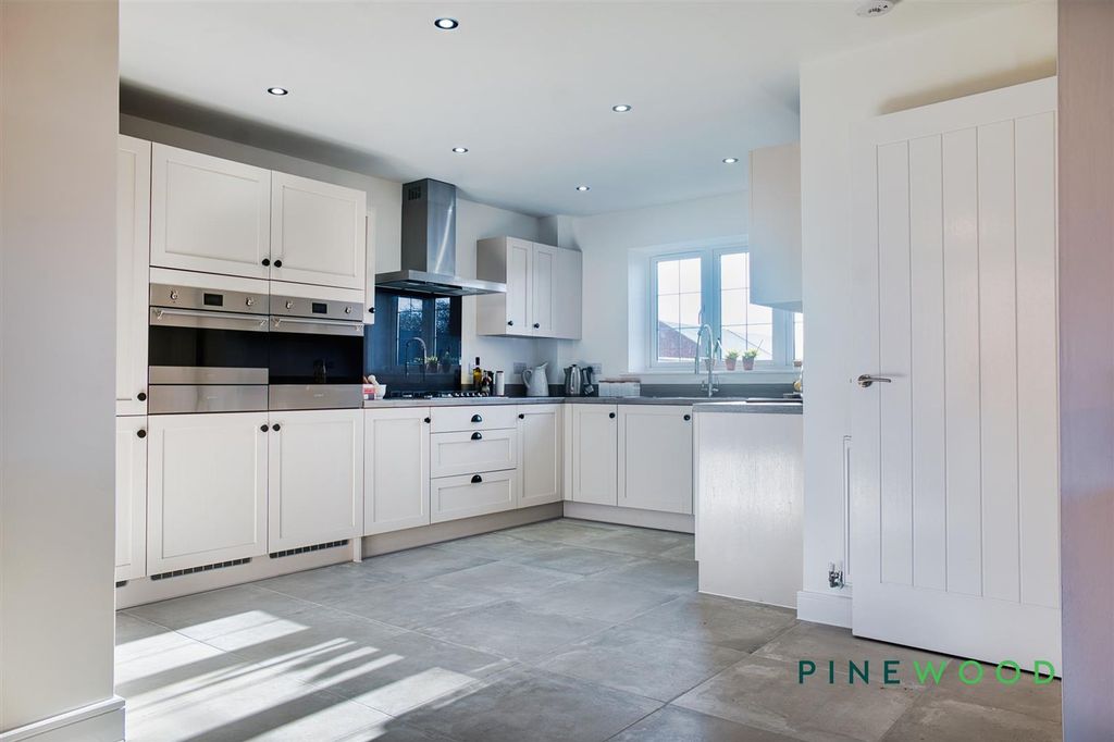 Property photo 2 of 21 Kitchen / Dining Room