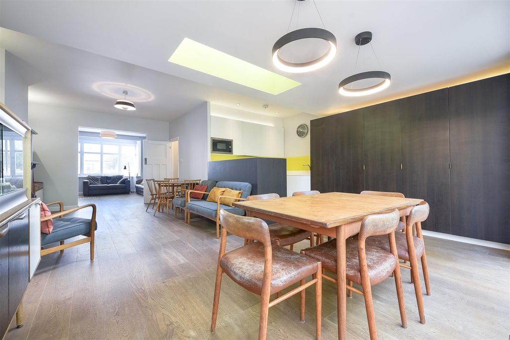 Property photo 3 of 17 Fairway (8).Jpg