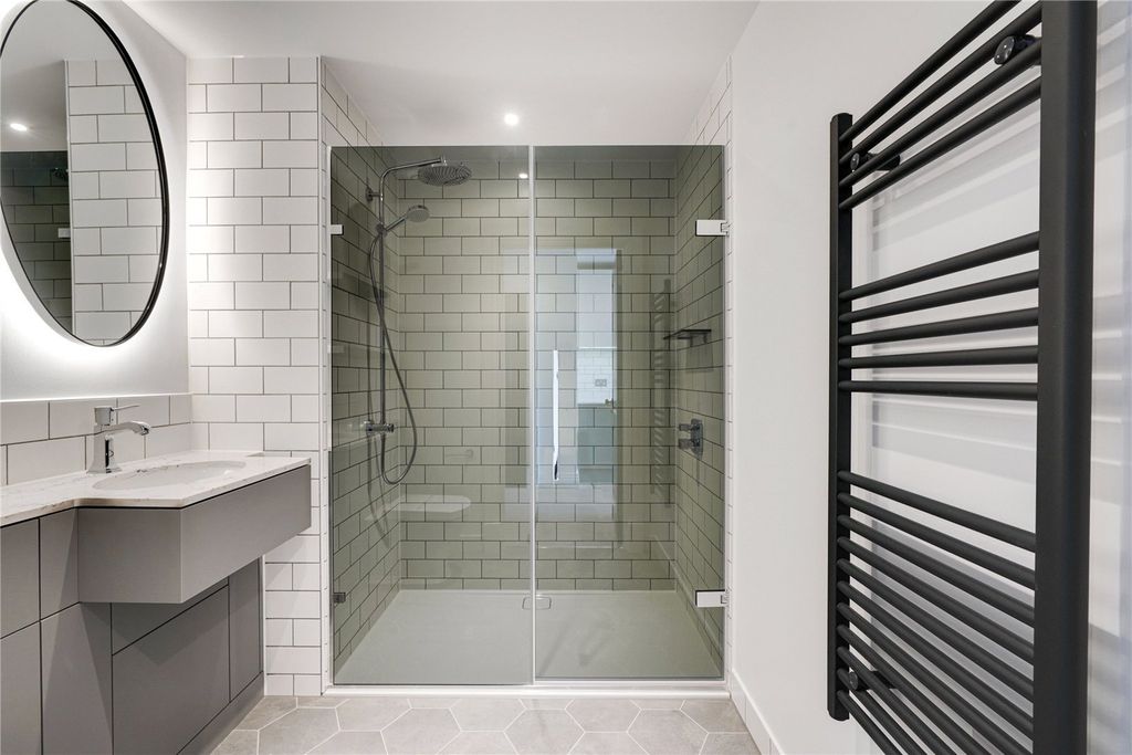 Property photo 3 of 9 Bathroom