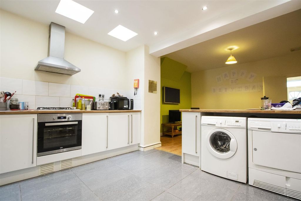 Property photo 3 of 12 Approach