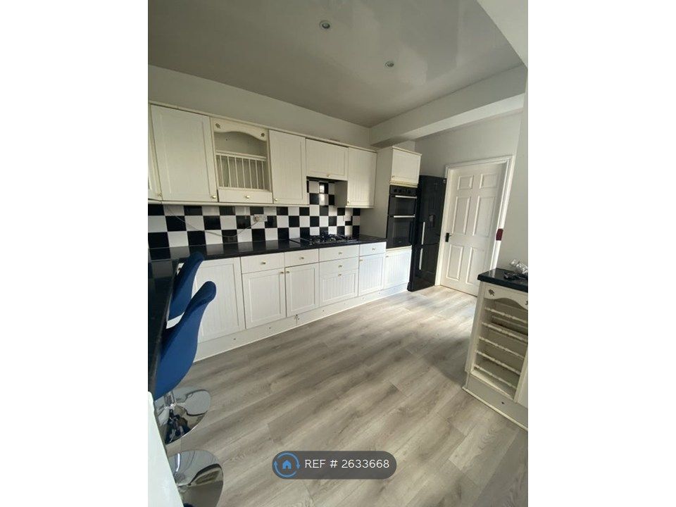 Property photo 2 of 12 Shared Kitchen