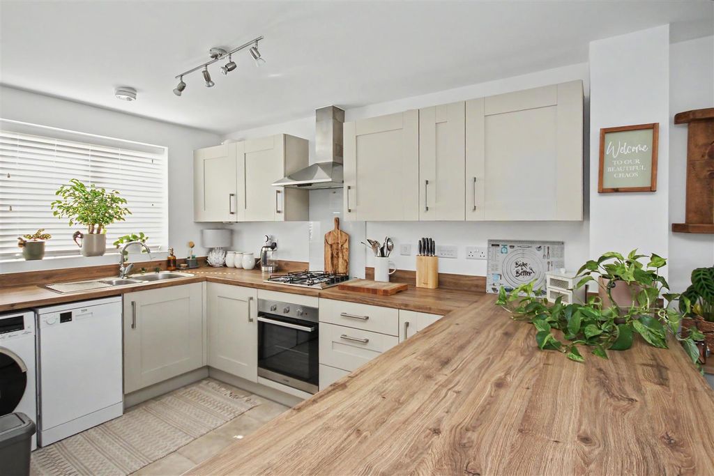Property photo 3 of 10 Kitchen 1.Jpg