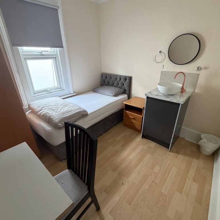 Property photo 1 of 11 10 Double Bed Room To Rent Bath Road, Hounslow Tw3