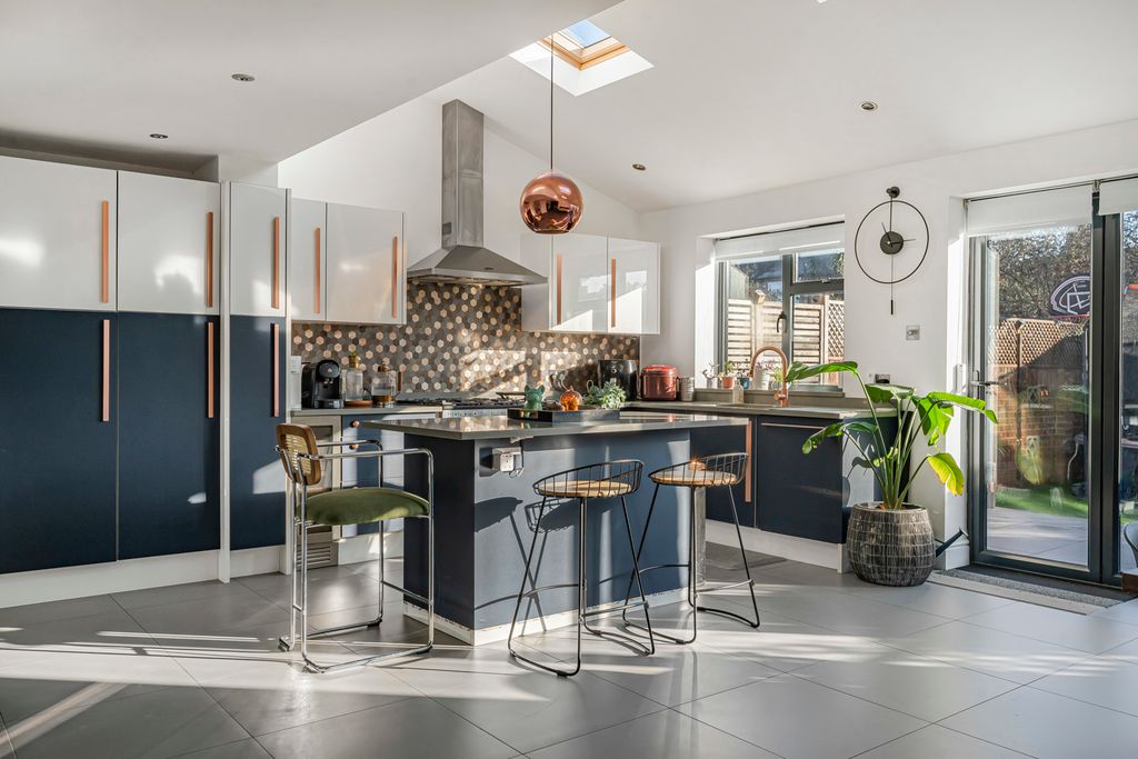 Property photo 2 of 17 Dining/Kitchen