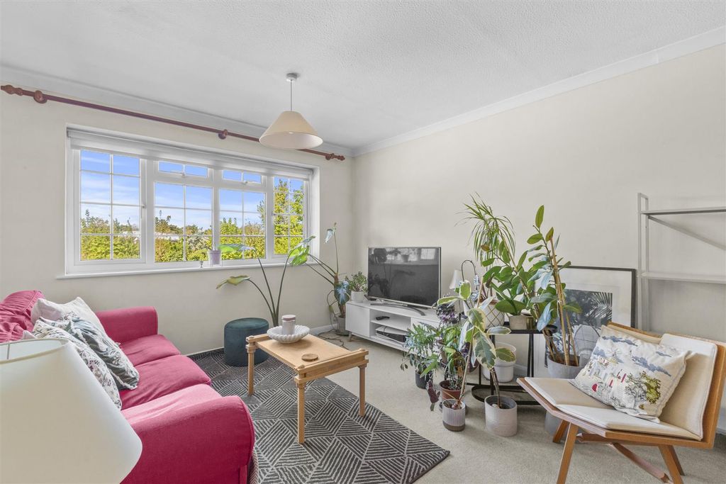 Property photo 3 of 13 2 Firs Court, Summerleys Rd, Hp27 9Dw-4.Jpg