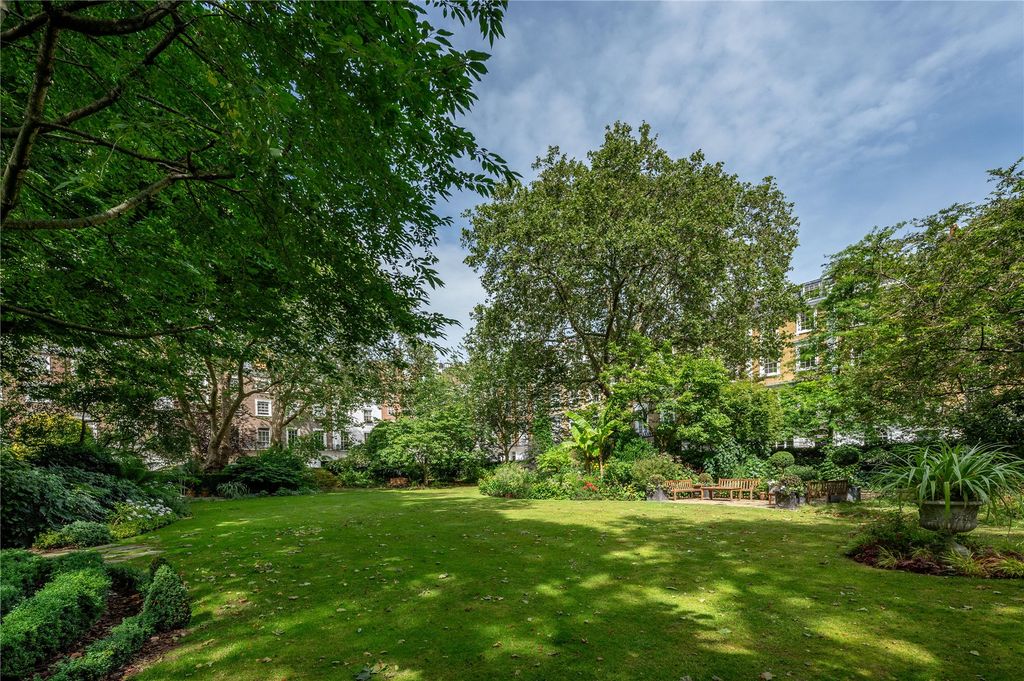 Property photo 2 of 22 Communal Gardens