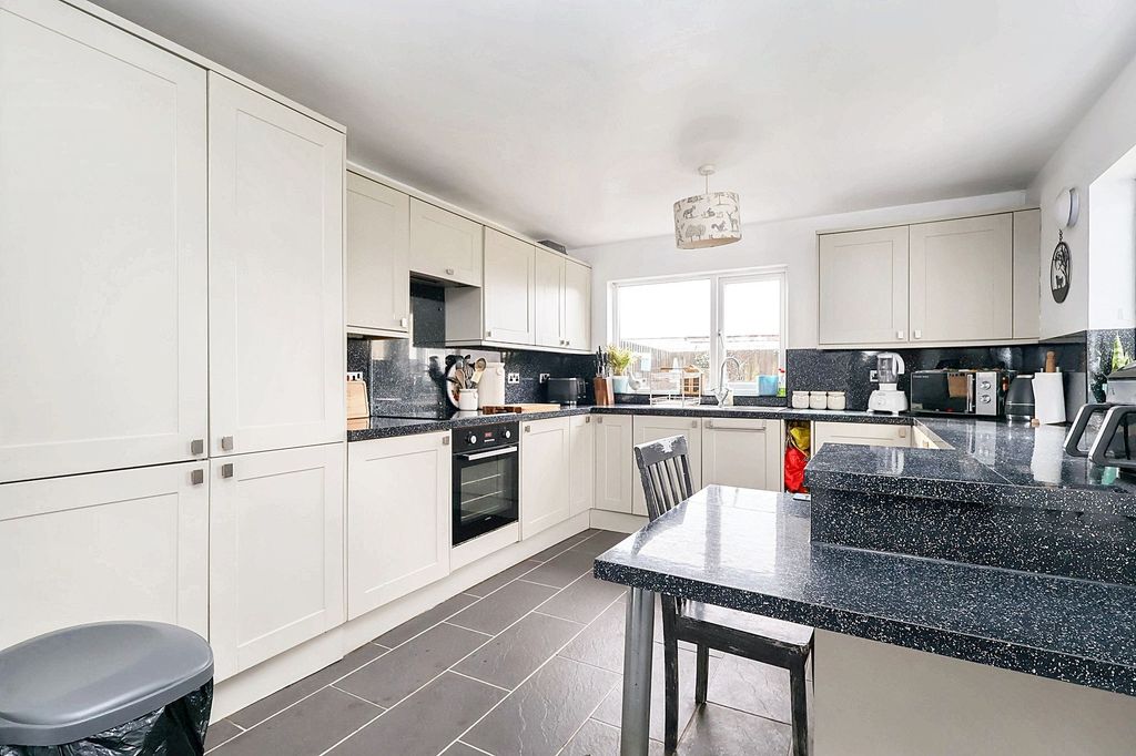 Property photo 2 of 22 Kitchen/Breakfast Room