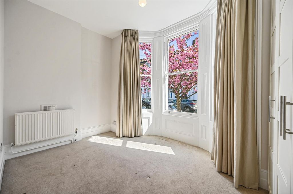 Property photo 2 of 7 Overstone Road