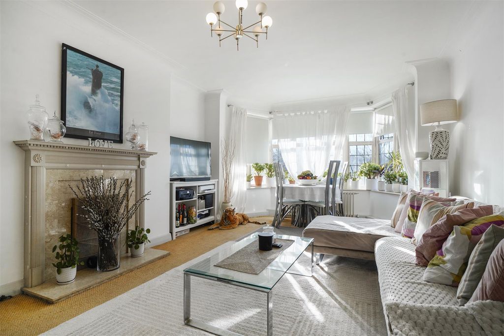 Property photo 2 of 19 Highlands Heath