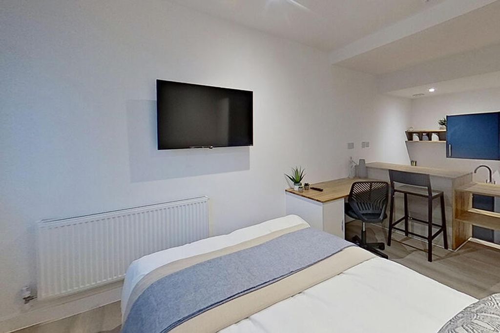 Property photo 1 of 7 A Stylish Double Bedroom Featuring A Comfortable B...
