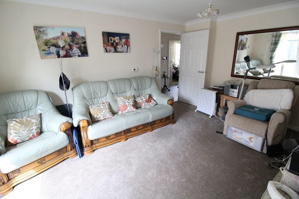 Property photo 3 of 11 Lounge