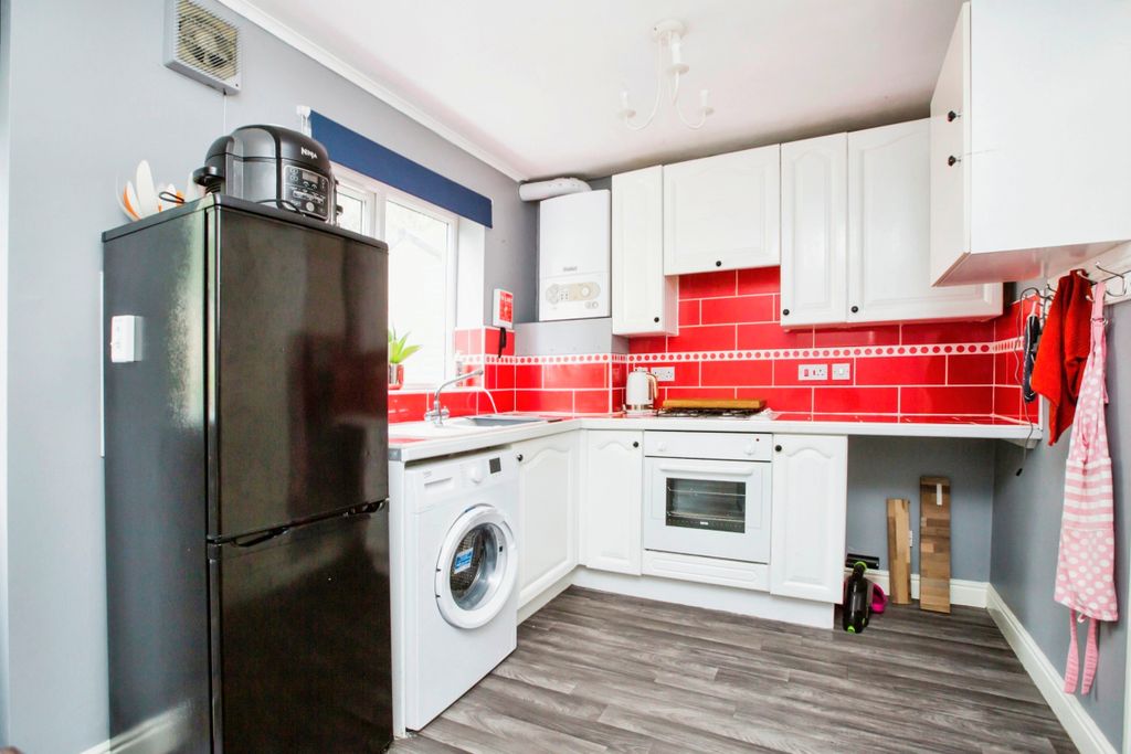 Property photo 2 of 9 Kitchen