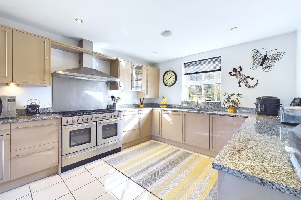 Property photo 3 of 19 Kitchen