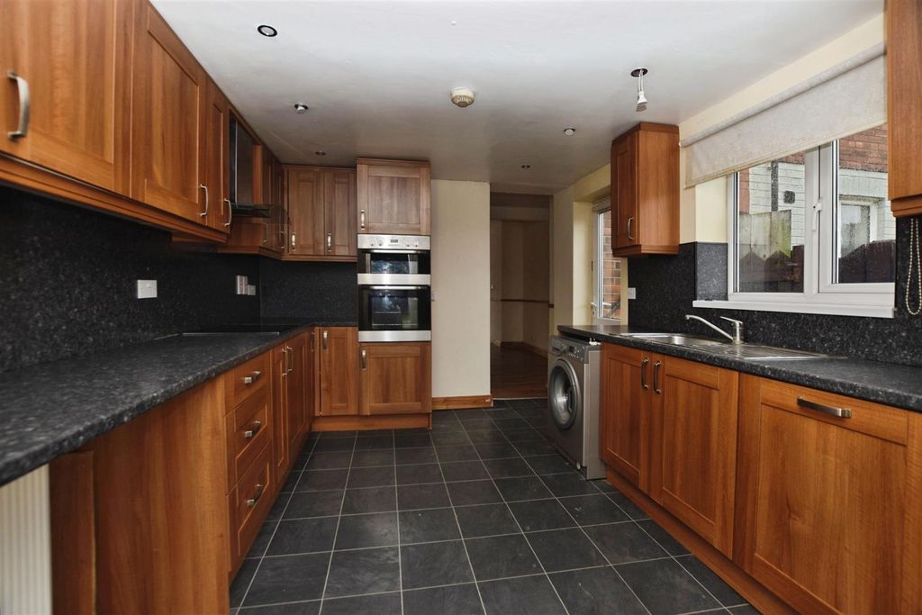 Property photo 3 of 10 Kitchen