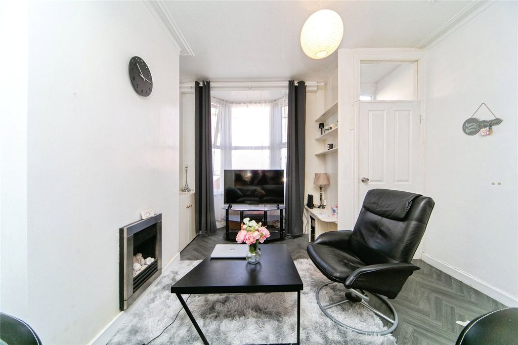Property photo 2 of 17 Picture No. 27