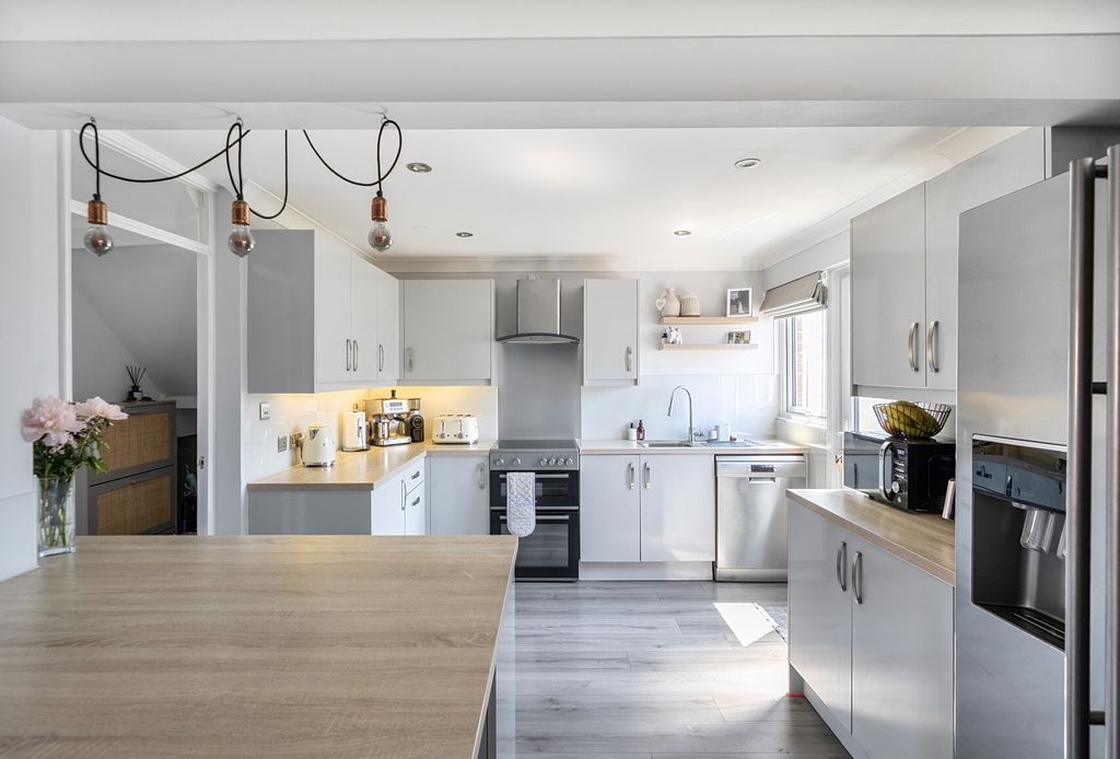 Property photo 2 of 23 1456877-13-6A158d...