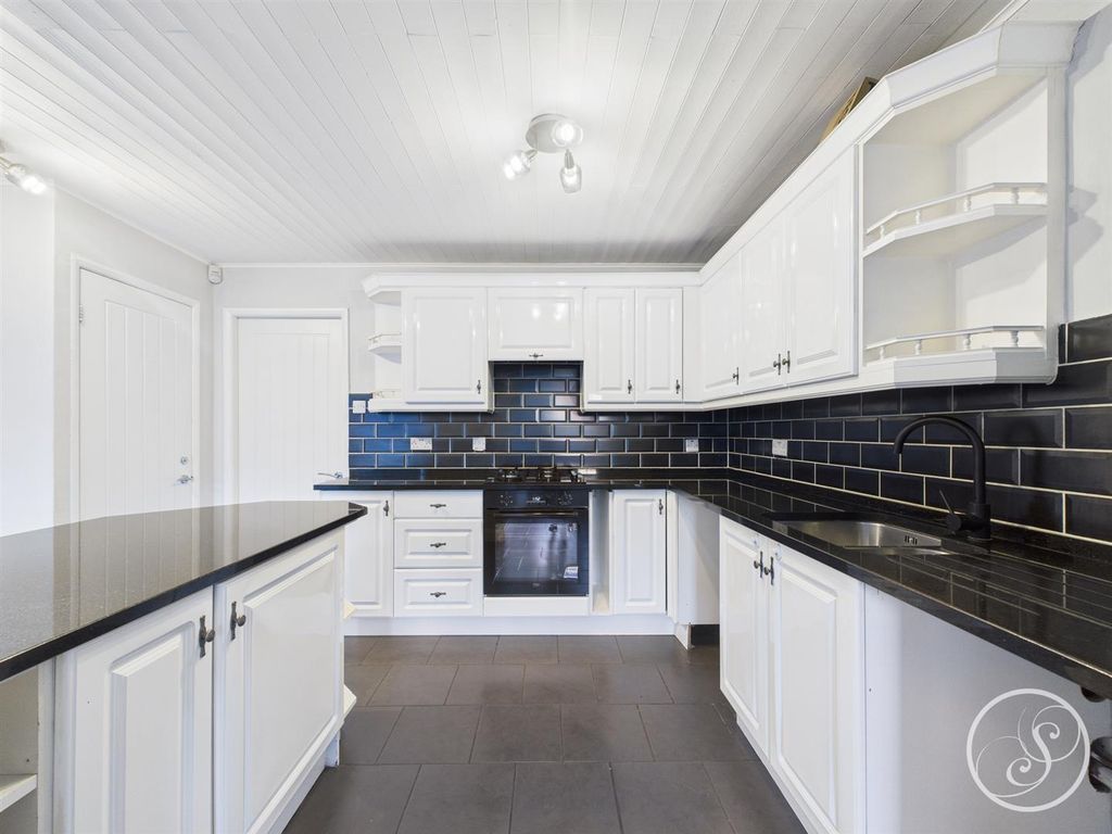 Property photo 2 of 16 Kitchen