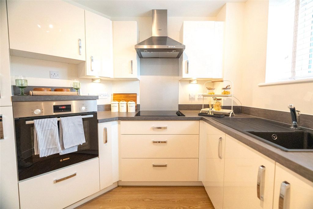 Property photo 3 of 10 Kitchen