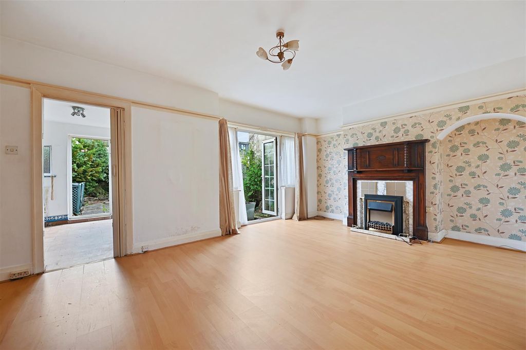 Property photo 2 of 12 Ar - Court Way - 30 (1).Jpg