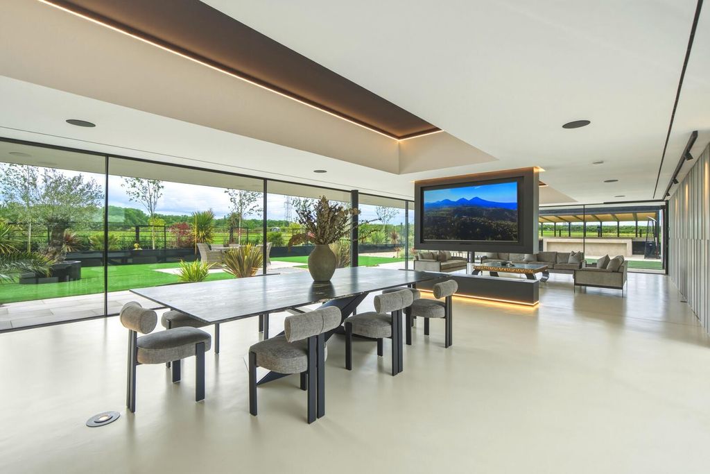 Property photo 3 of 43 Dining Room