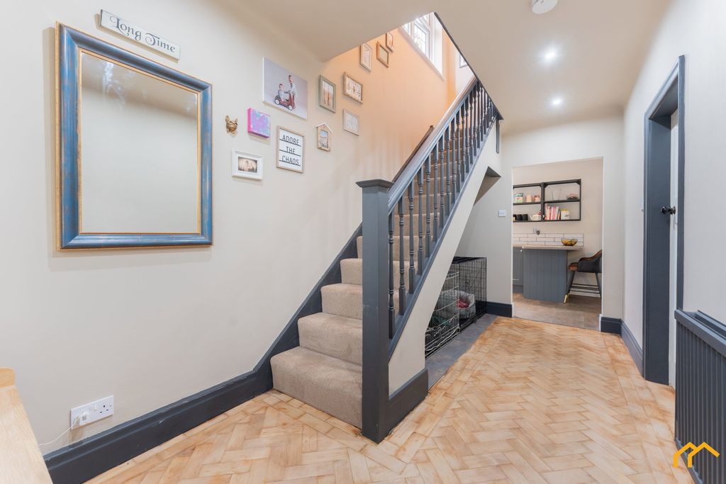 Property photo 2 of 31